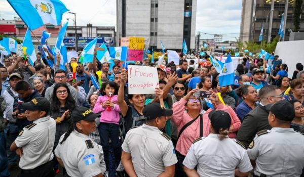 Guatemala, bloqueo de carreteras, renuncia de fiscal