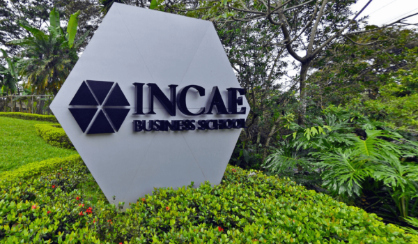 Entre dictaduras, crisis y terremoto: la historia del INCAE