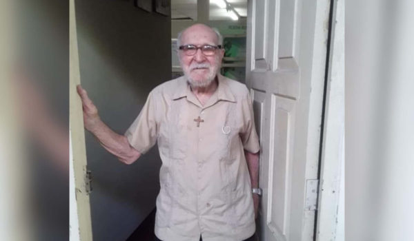 La historia del padre Adolfo López de 98 años que el régimen de Ortega dejó sin hogar
