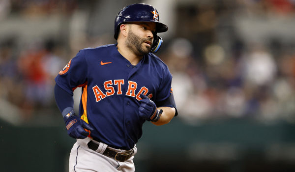 José Altuve dispara tres jonrones y hace crecer aún más su leyenda