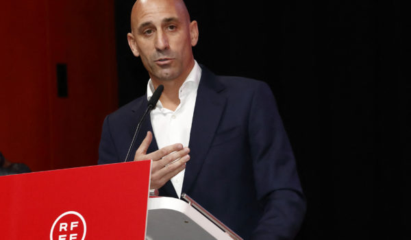Luis Rubiales renuncia a Federación Española de Futbol tras indignación mundial