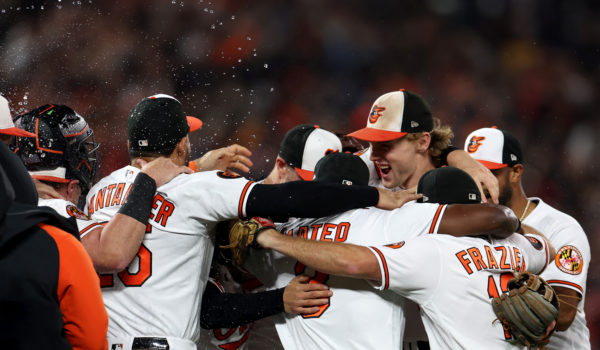Sorprendentes Orioles llegan a 100 victorias y ganan la División Este de la Liga Americana