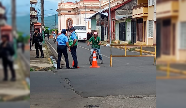 Policía cierra calles que dan a la Parroquia San Jerónimo y requisa a vendedores