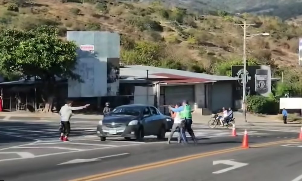 En la captura de imagen del video se observa el momento en que pistola en mano un hombre se enfrenta al agente del tránsito. cuando liberada la subofcial Elsa Aldana