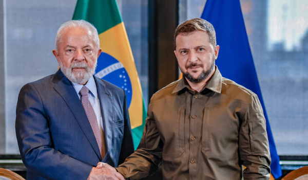 Lula le dice a Zelenski que dialogará con quien sea necesario para encontrar la paz