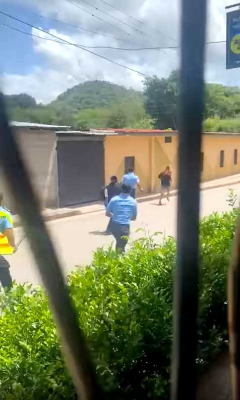 Momento en que agentes policiales persiguen a  Mabel  Olivas, sospechosa de haber cometido un crimno. LA PRENSA/ Redes sociales. 