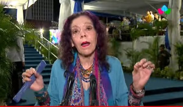 Rosario Murillo en el desfile del Ejército: «Todavía hay sus cuatro vende patrias afuera o adentro»