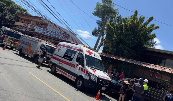 Joven nicaragüense muere electrocutado en Costa Rica cuando cortaba ramas de árbol
