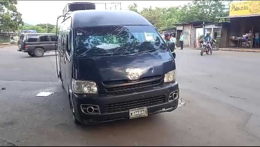 Este es el microbús apedreado por migrantes venezolanos en Juigalpa, Chontales. LA PRENSA/ Captura de video/Redes sociales.