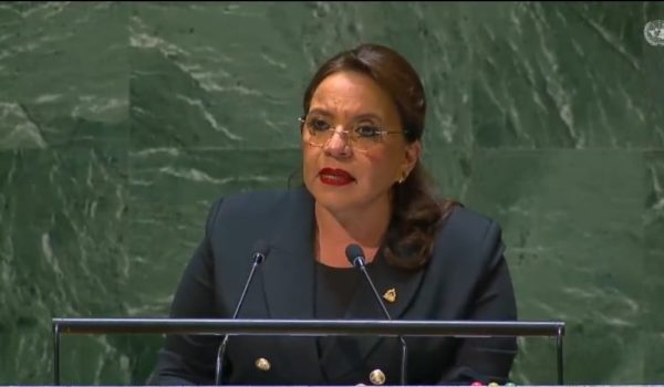 Xiomara Castro vuelve a salir en defensa de Ortega