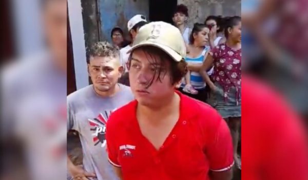 Chofer ebrio choca, huye y es atrapado en el mercado Oriental