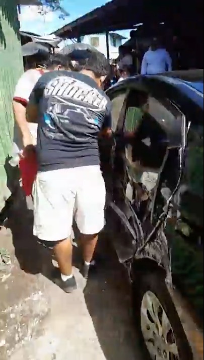 El automóvil conducido por Isaac Escobar fue el que sufrió más daños. LA PRENSA/ Captura de Video/ Jairo Castillo.
