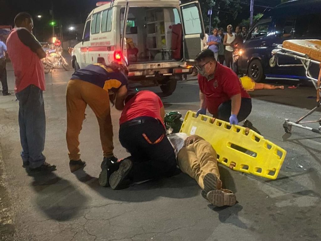 Socorristas del Benemérito Cuerpo de Bomberos de Managua trasladaron a Engel Josué Sáenz al Hospital Antonio Lenin Fonseca.. LA PRENSA/ Cortesía.