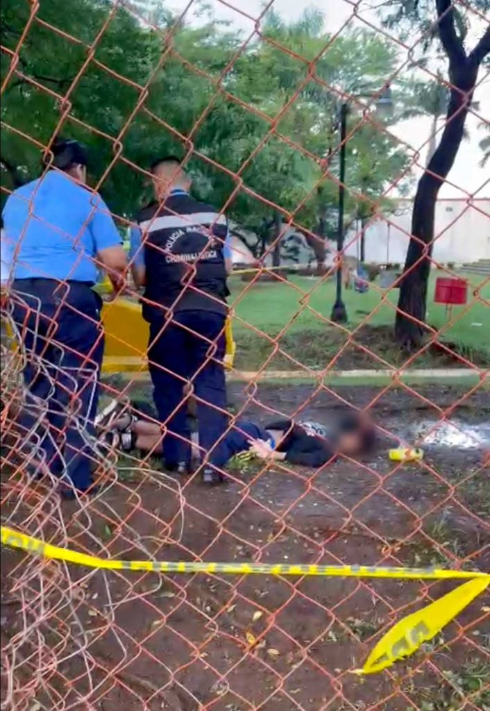 El joven futbolista Owen Isaías Cuadra León, de 20 años falleció por la descarga de un rayo en Managua. LA PRENSA/ Captura de video.