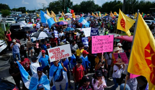 Manifestantes llevan carteles durante la protesta pacífica contra el entonces proyecto de ley 1718 del Senado de Florida, el jueves 1 de junio de 2023, en Immokalee, Florida