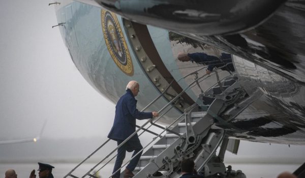 Biden hace historia como el primer presidente de EE.UU. en sumarse a unos piquetes