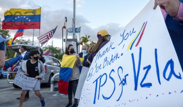 Biden expande el permiso migratorio TPS a 472.000 venezolanos en EE.UU.