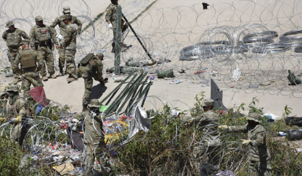 Autoridades disuelven campamento de migrantes en la frontera de México con EE.UU.