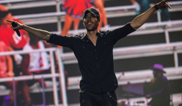 Enrique Iglesias celebra la bachata en el sencillo «Así es la vida» junto a María Becerra