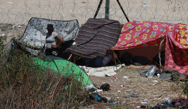 Migrantes usan las barricadas de frontera México-EE.UU. para instalar campamento