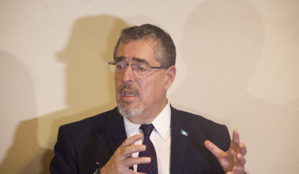Giammattei entrega propuesta de transición a nuevo presidente electo de Guatemala