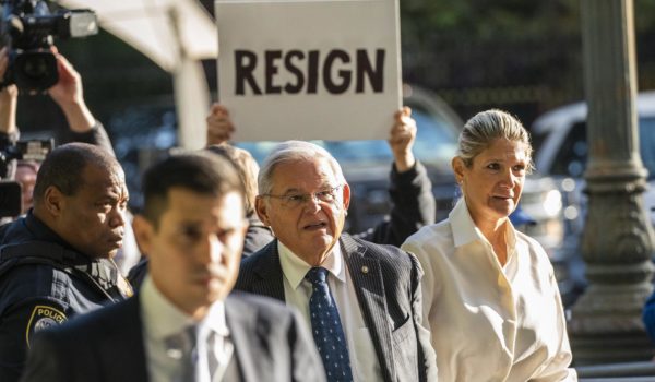 El senador Bob Menéndez se declara no culpable de los cargos de soborno en Nueva York