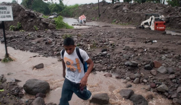 Presidente de El Salvador decreta emergencia por tormenta tropical Pilar