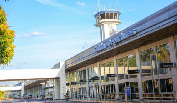 Viajeros de países africanos pagarán mil dólares por transitar en el aeropuerto de El Salvador