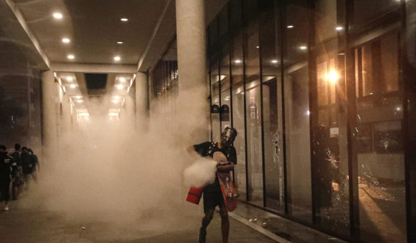 La Policía de Guatemala lanza gases lacrimógenos a una manifestación invadida por infiltrados