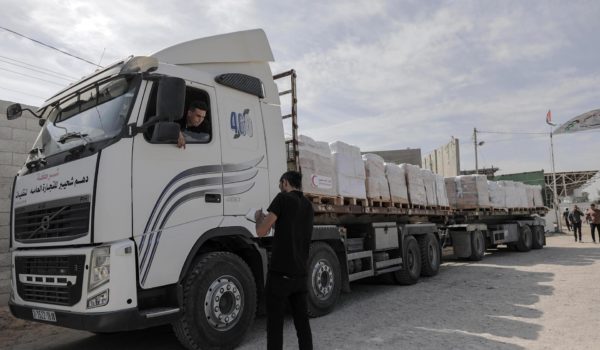 Un convoy de doce camiones entra en Gaza con ayuda de emergencia pero sin combustible