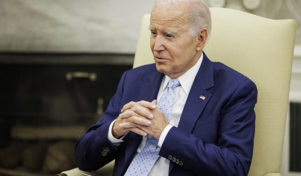 Biden cree que el muro con México no es efectivo y afirma que no puede evitar reforzarlo