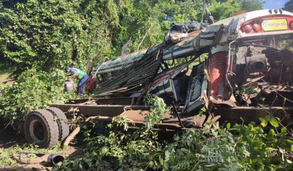Bus cargado de pasajeros cae a barranco en Boaco