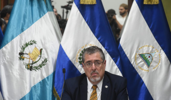 El presidente electo de Guatemala dice que Giammattei «insulta» al pueblo con su silencio