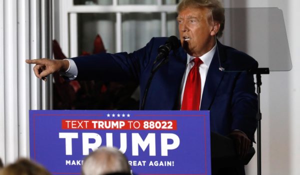 Trump considera comparecer el lunes en el juicio civil en su contra en Nueva York