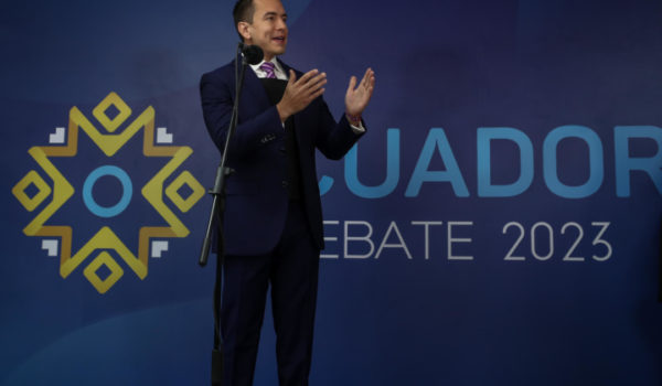 Los candidatos presidenciales de Ecuador debaten sin chalecos antibalas y sin casi ataques