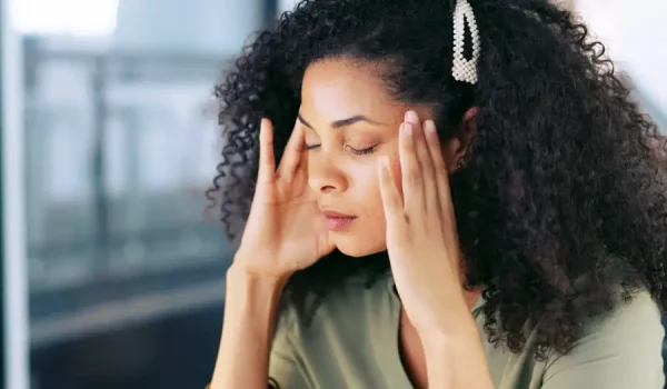 Detectan variantes genéticas que protegen contra la migraña