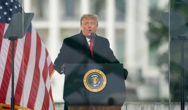 ¿De qué se acusa a Trump en el caso para descalificarlo como candidato presidencial en Colorado?