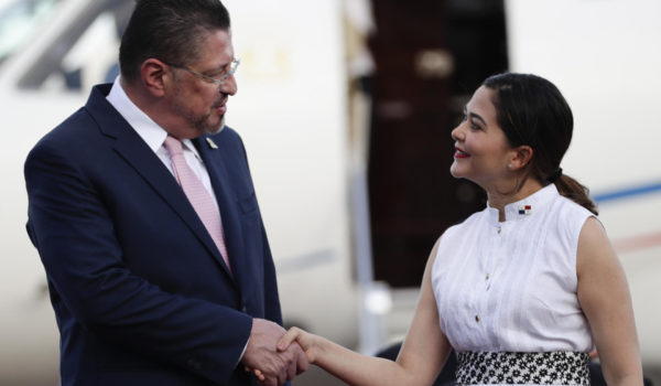 El presidente de Costa Rica llega a Panamá para analizar la crisis migratoria