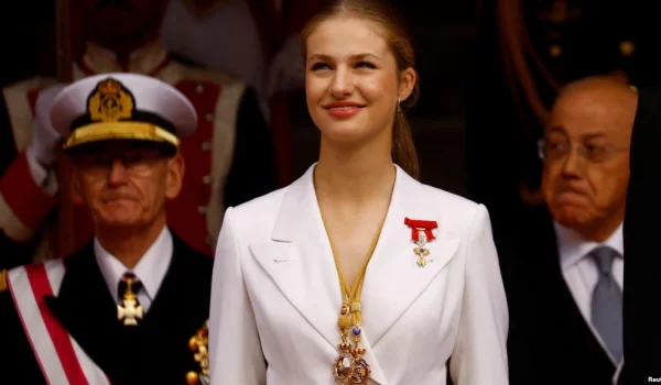 La princesa Leonor sonríe en la ceremonia de juramentación coo heredera oficial del trono de España en Madrid, el 31 de octubre de 2023.
