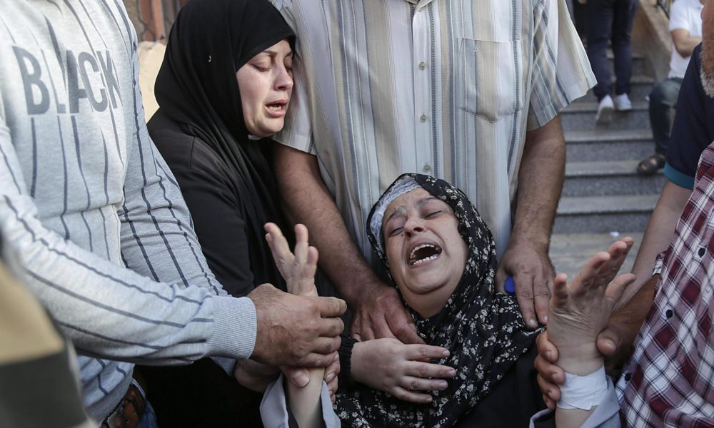 Una mujer llora por los familiares muertos en el conflicto entre Israel y Hamás que llegan al hospital Naser del campo de refugiados de Khan Younis, en el sur de la Franja de Gaza, este 17 de octubre de 2023. EFE/Haitham Imad
