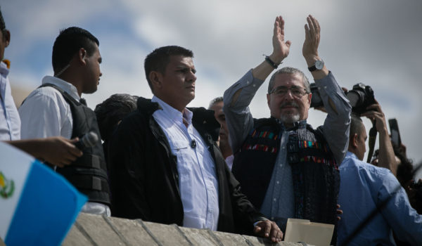 El presidente electo de Guatemala dialoga con un alto funcionario de EE.UU. sobre transición