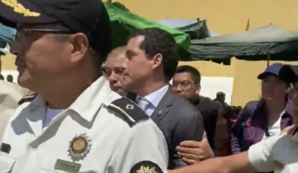 Maldicen y apedrean a cercano asesor de presidente Giammattei en Antigua Guatemala