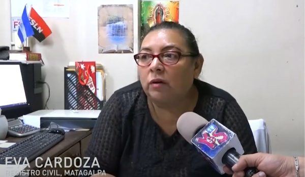 Acusan a funcionaria de falsificar partidas de nacimiento para que tres hondureños aplicaran al parole