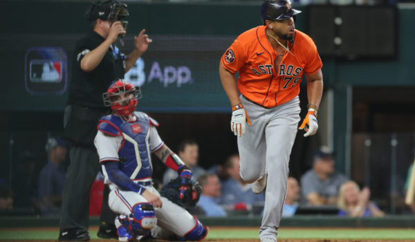 Astros truenan con furia y empatan Serie de Campeonato contra los Rangers