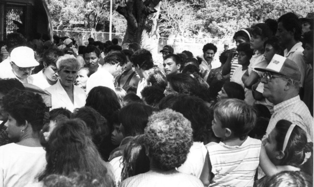 La presidenta Violeta Barrios de Chamorro recorrió toda la zona del desastre para dar respuesta inmediata a los damnificados. También hubo apoyo de la comunidad internacional. Foto por: Archivo La Prensa