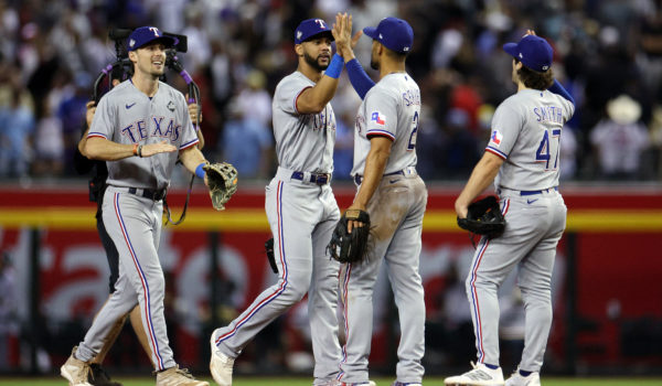 Rangers truenan con fuerza y se colocan a una victoria de conquistar su primera Serie Mundial