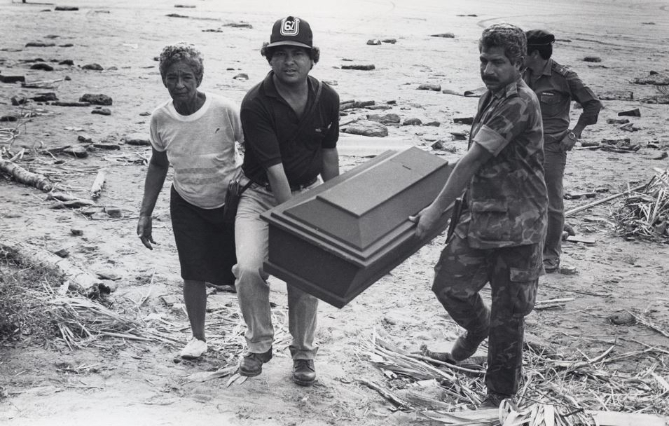 Un oficial del Ejército ayuda a cargar el ataúd de un niño en las costas del pacífico después del maremoto que dejó un saldo de más de 170 muertos. Foto por: Archivo La Prensa