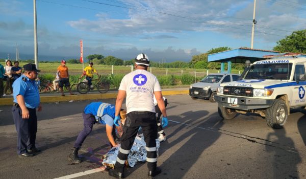 Vehículo atropella mortalmente a una mujer cuando iba a su trabajo