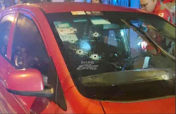 Varios proyectiles atravesaron el  vidrio delanteros del automóvil conducido por Gerardo Baca. LA PRENSA/ Diario Extra.