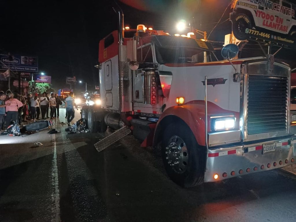 Este es el cabezal contra el cual chocó una pareja de motociclista en Estelí. LA PRENSA/ Redes sociales.